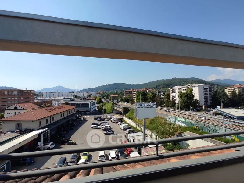 Balcon - Two-Level Apartment with Balcony in Bergamo