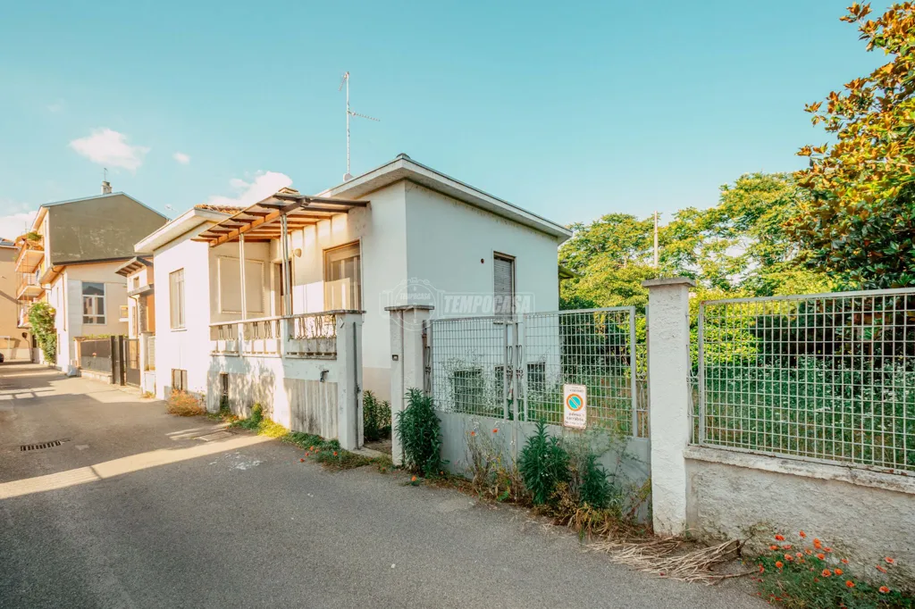 Välivaade - Two-Bedroom House with Garden in Vigevano Centre