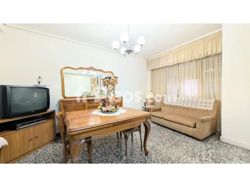Soggiorno - Spacious East-Facing Flat with Balcony in Sector Quinto