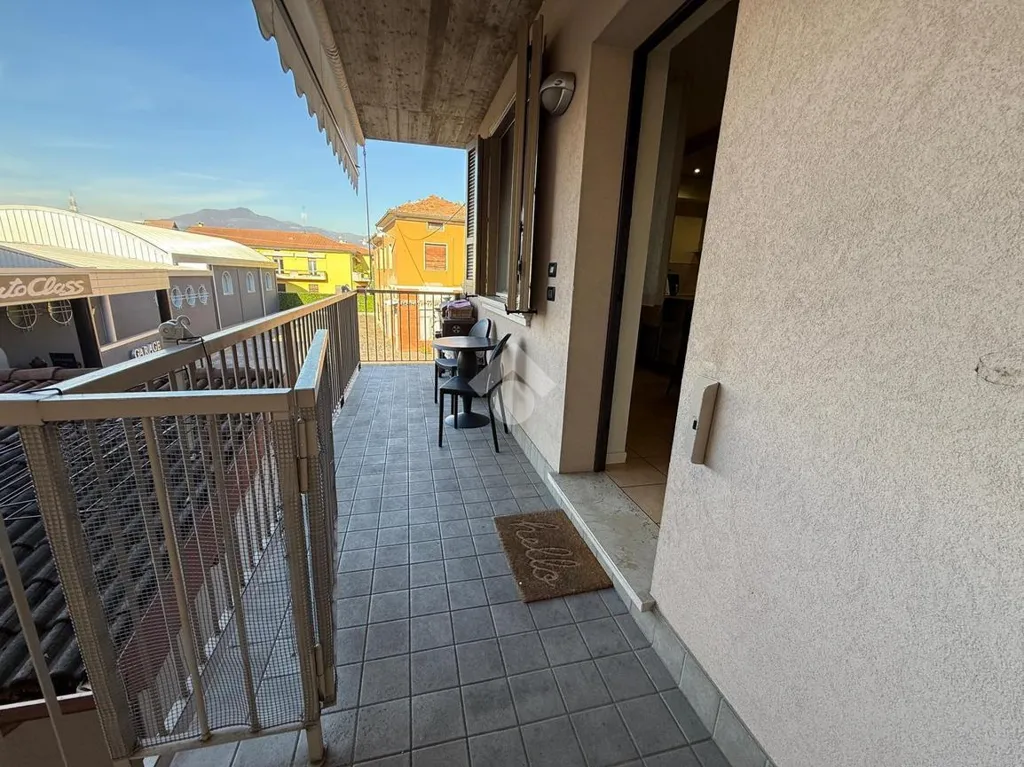 Balcon - Modern Apartment with Balcony in Capriolo