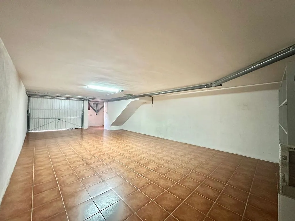 Garage - Patio-Backed Chalet in Mejorada del Campo
