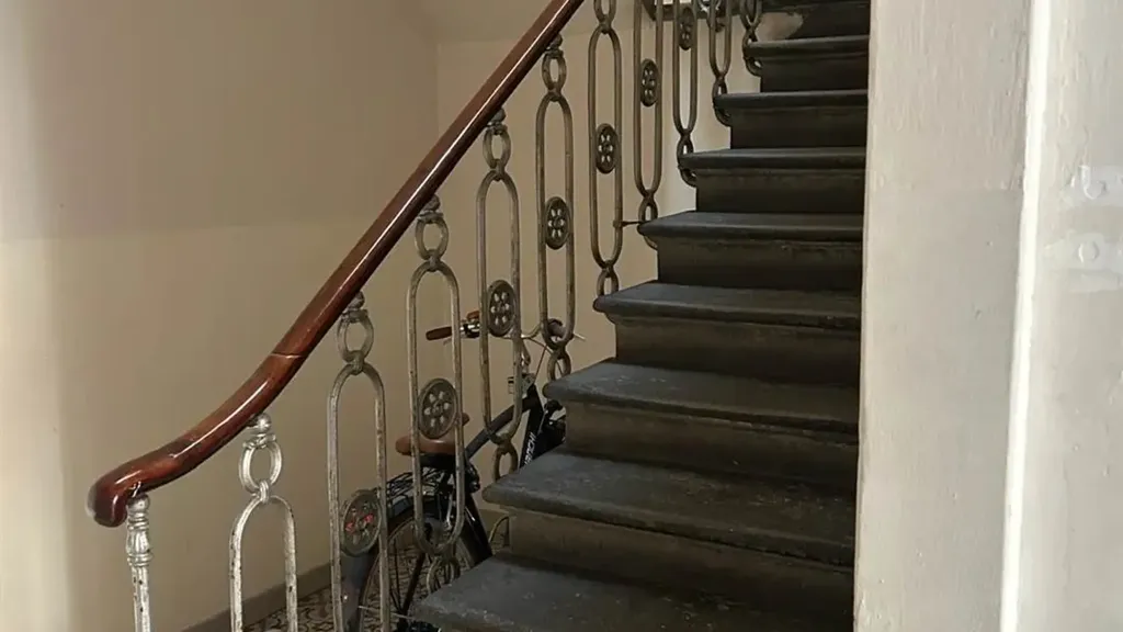 Pièces - 7-Room Apartment with Balcony in Florence