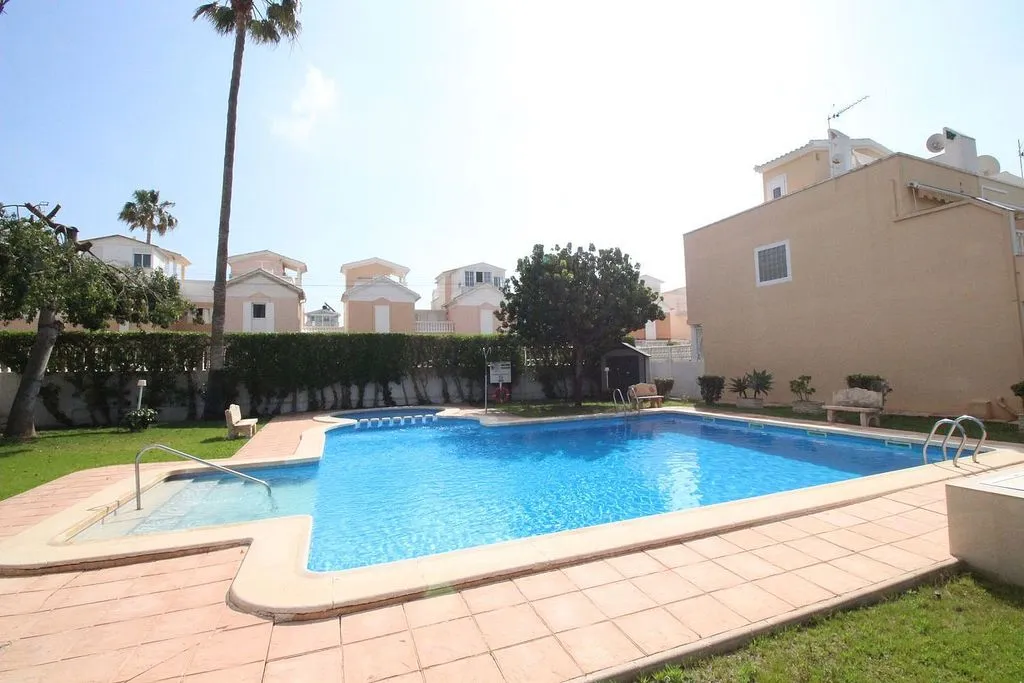 Bassein - Terraced House with Pool in Calle Bruselas