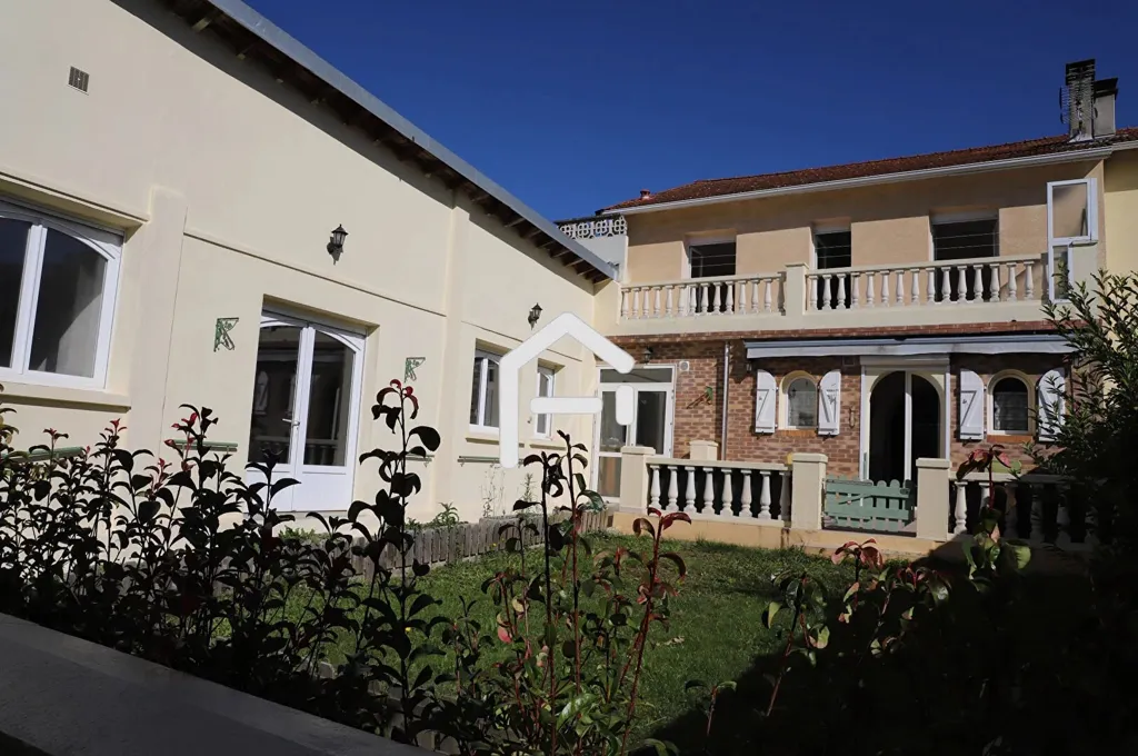Extérieur - Ensemble Immobilier avec Grand Garage à Proximité du Centre
