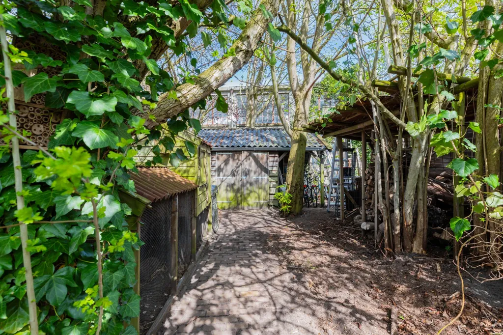 Aed - Monumental House with Deep Garden in Assen