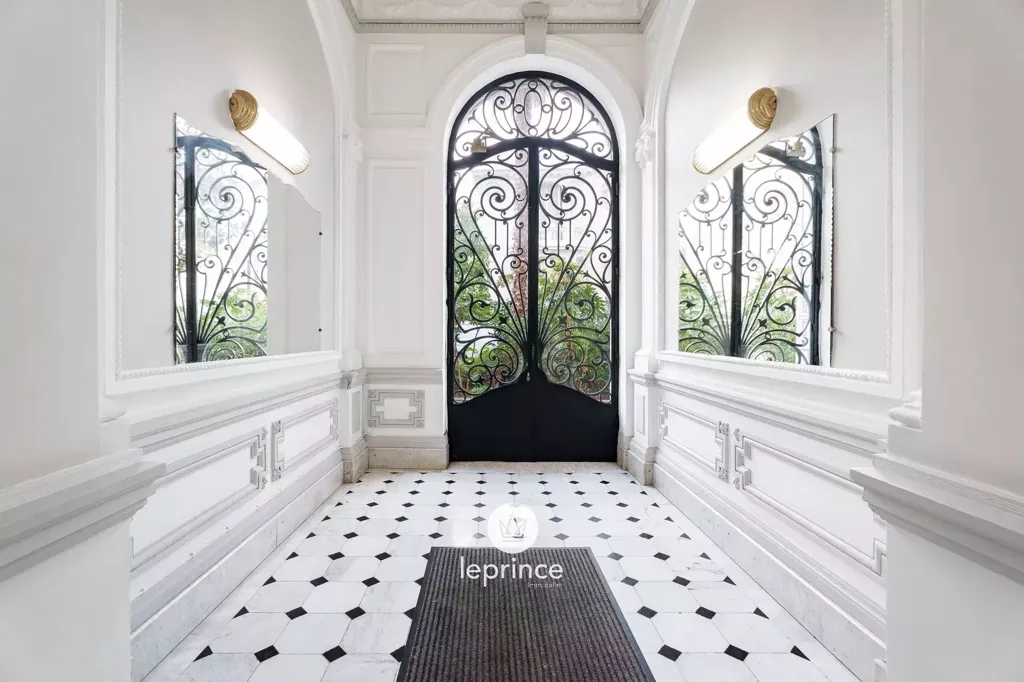 Esik - 3-Room Apartment in Belle Époque Building, Nice
