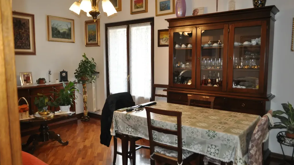 Söögituba - Three-Bedroom Apartment with Balcony in Bedonia