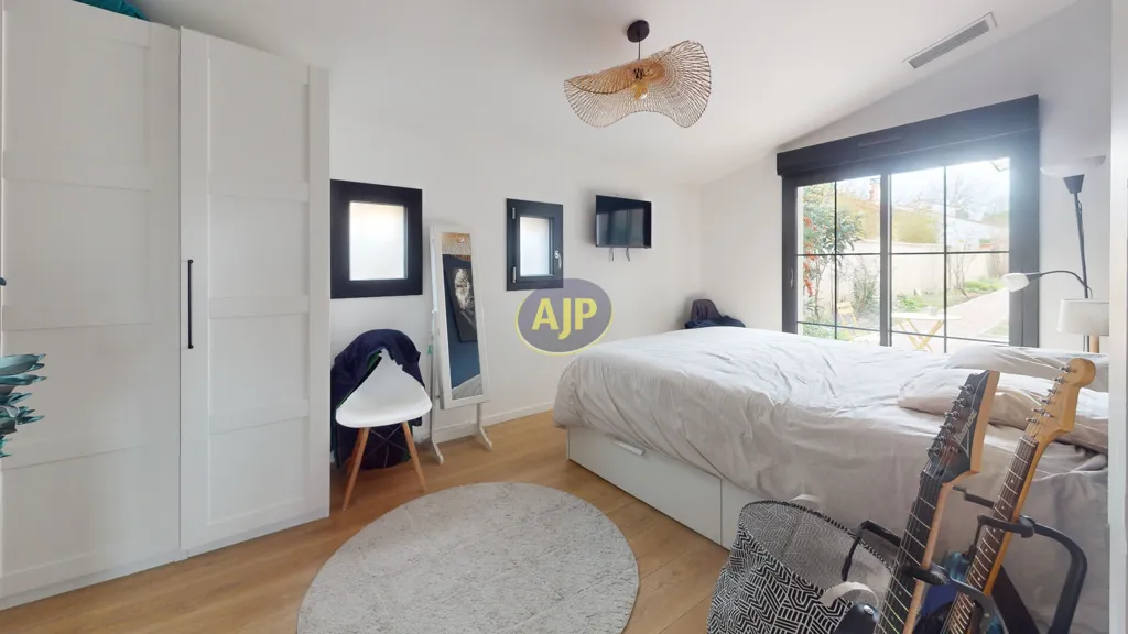 Bedrooms - Spacious House with South-Facing Garden in Mérignac