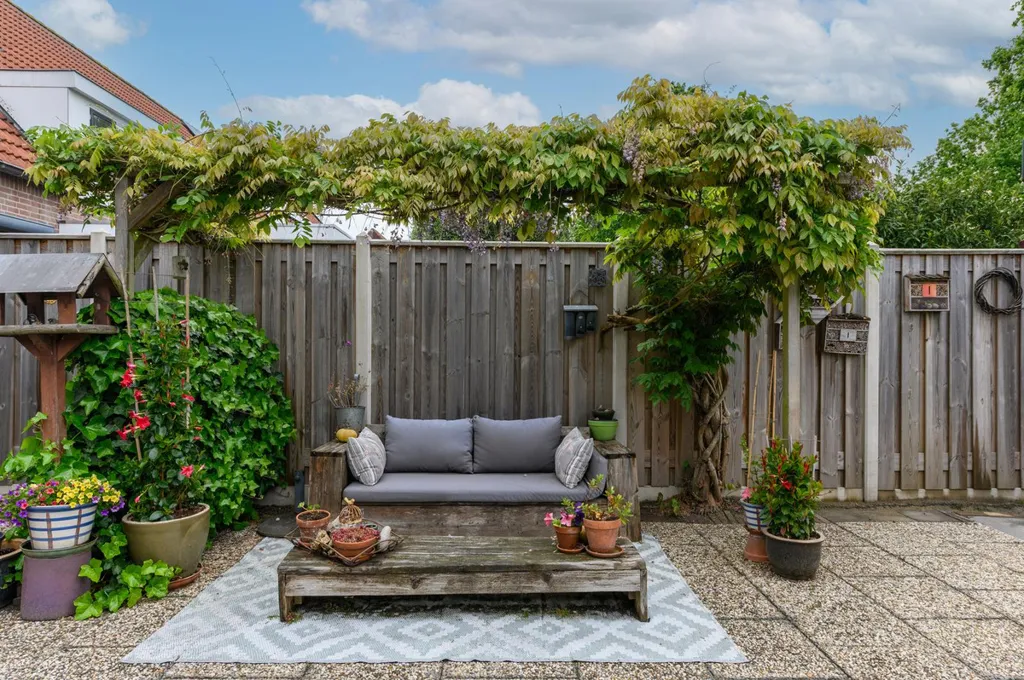 Aed - Spacious 5-Bedroom House with Deep Garden in Almere