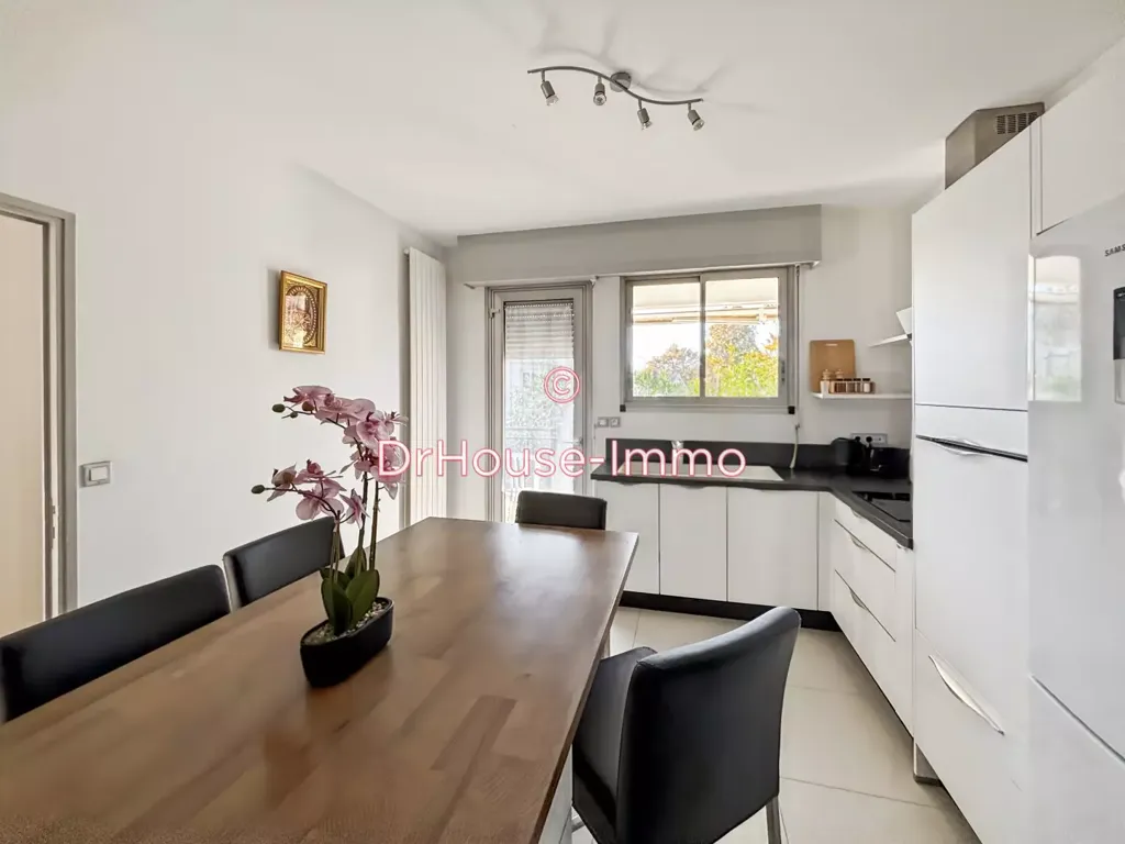 Köök - Three-Bedroom House with Garden in Mérignac