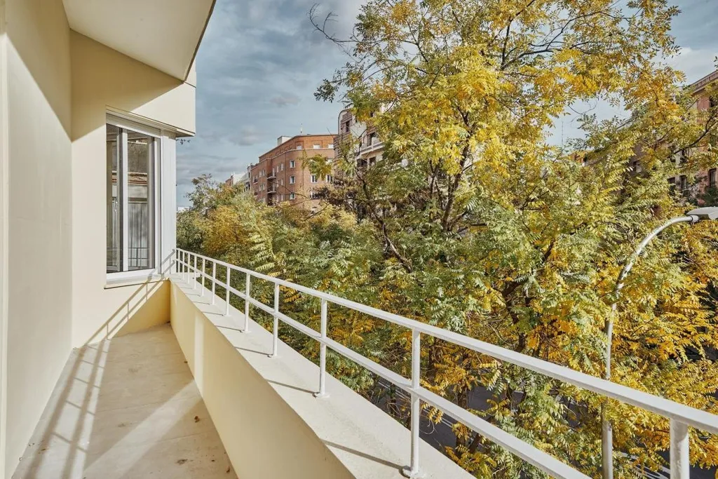 Balcon - Spacious Apartment with Balcony in Madrid