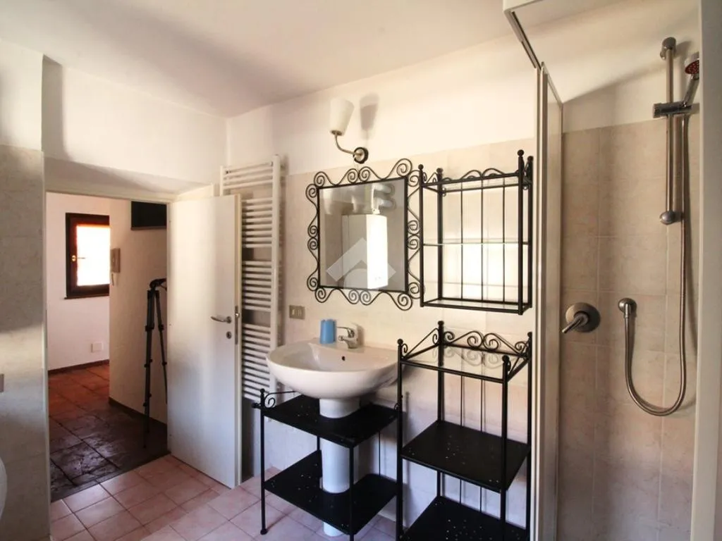 Bagni - Fully Furnished 3-Bedroom in Parella