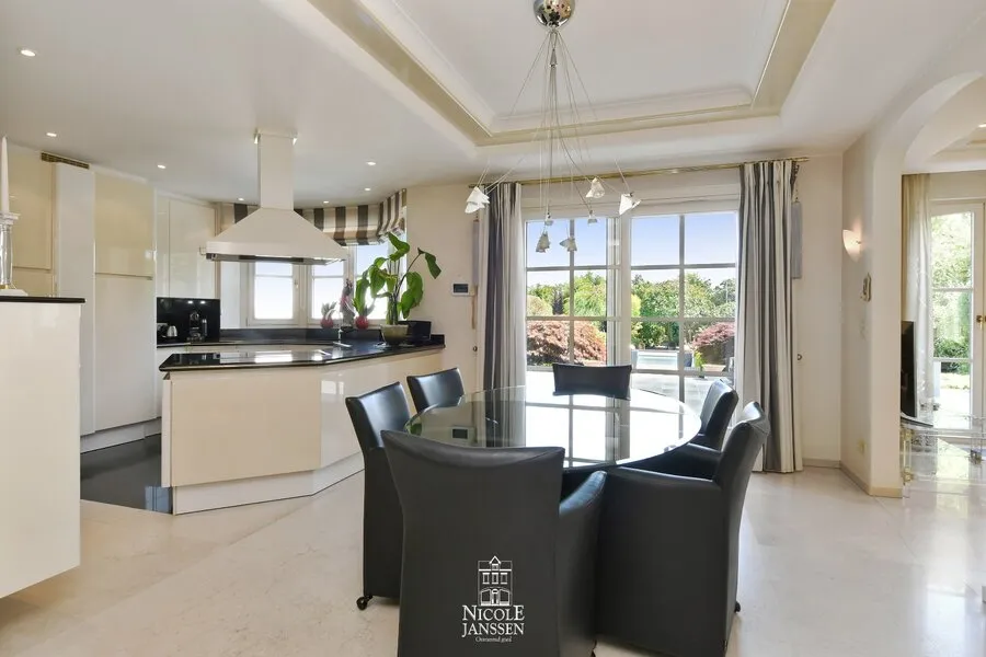 Salle à manger - Villa avec Piscine à Maaseik