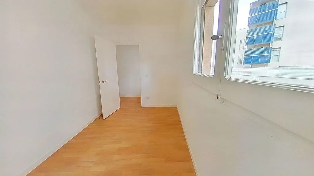 Toad - Three-Bedroom Flat with Metro Access in Verdun