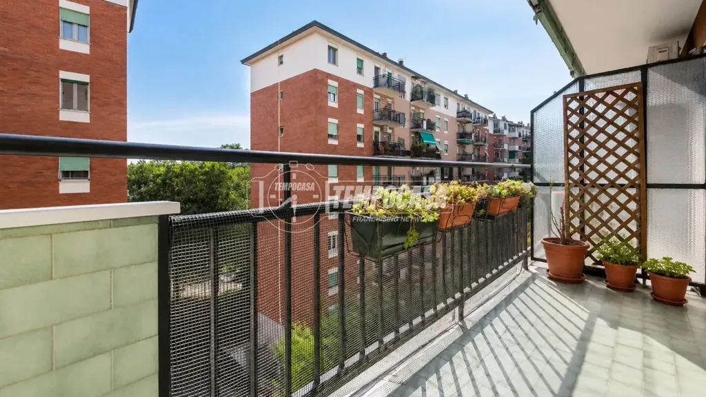 Rõdu - Bright Triplex Apartment with Metro Access in Milan