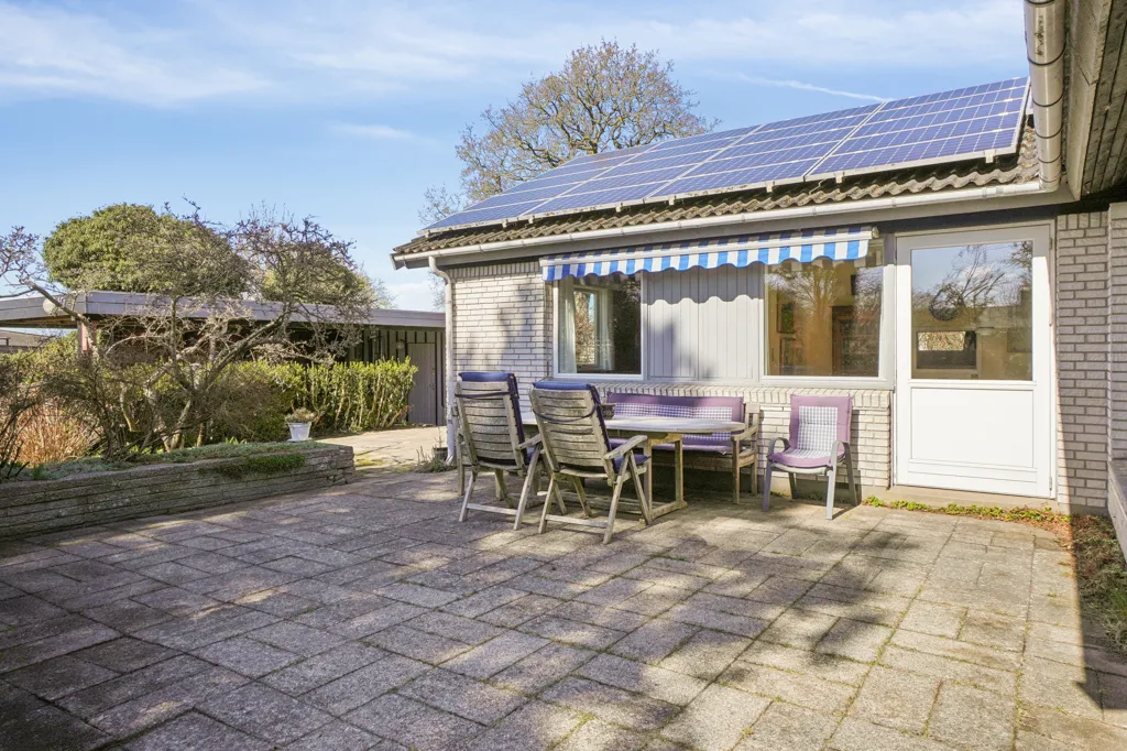 Terrasse - 1970s Villa with Garden in Ramløse