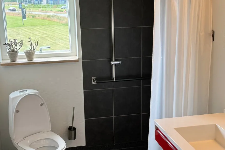 Salles de bain - Modern Office Space on Main Road in Vejen