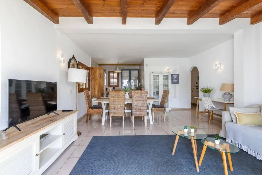 Elutuba - Renovated Villa with Rooftop Terrace in Corralejo
