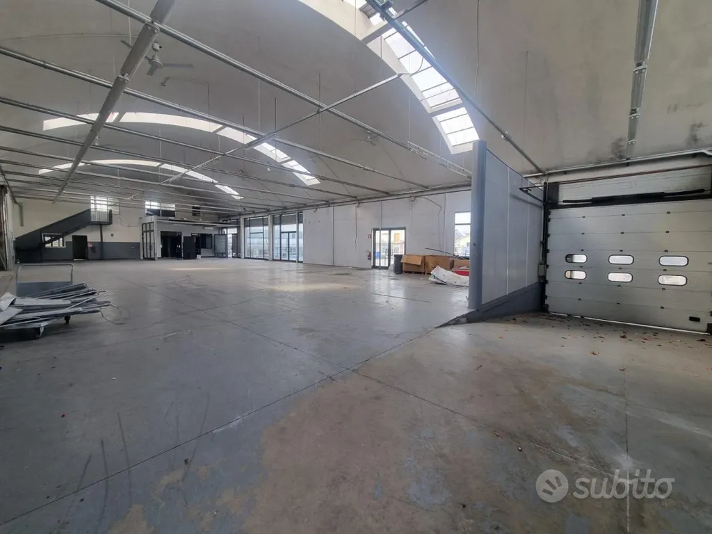 Pièces - Industrial Warehouse with Parking in Pistoia