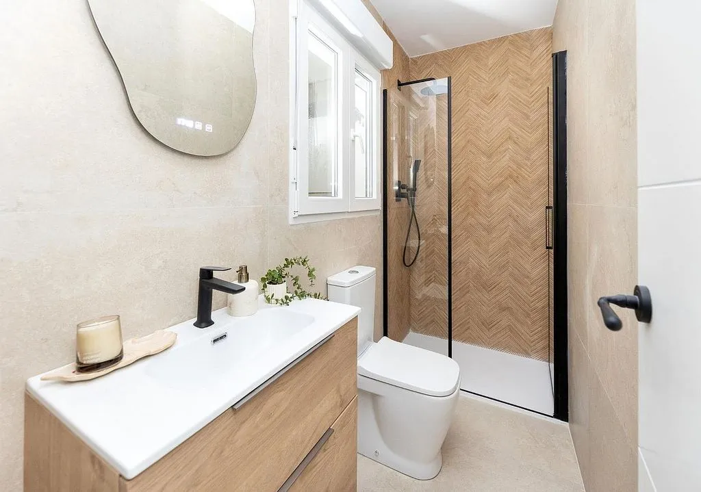 Bathrooms - 1-Bedroom Apartment with Patio in Granada