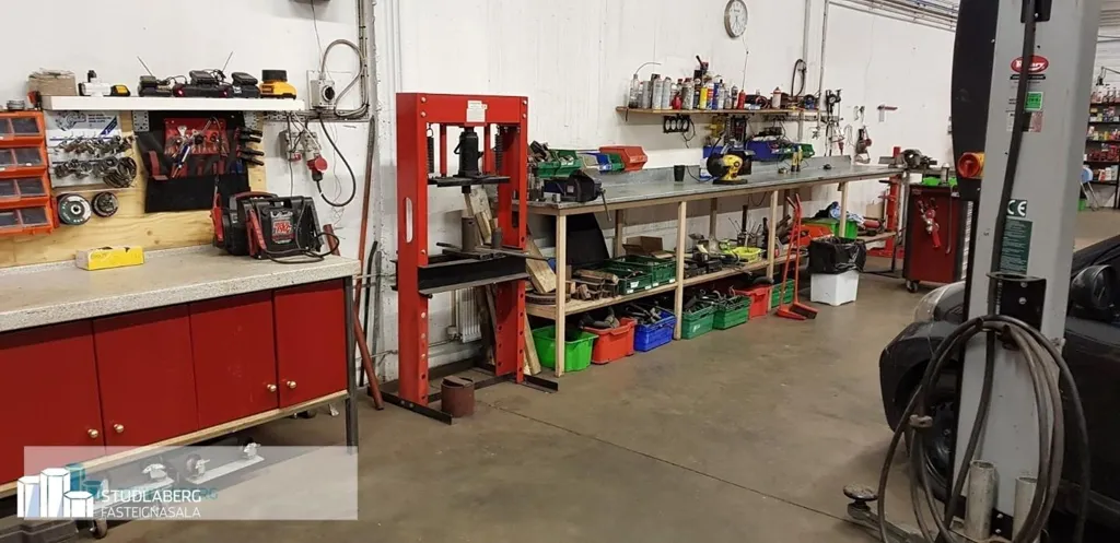 Garage - Car Workshop with Sales in Reykjanesbær