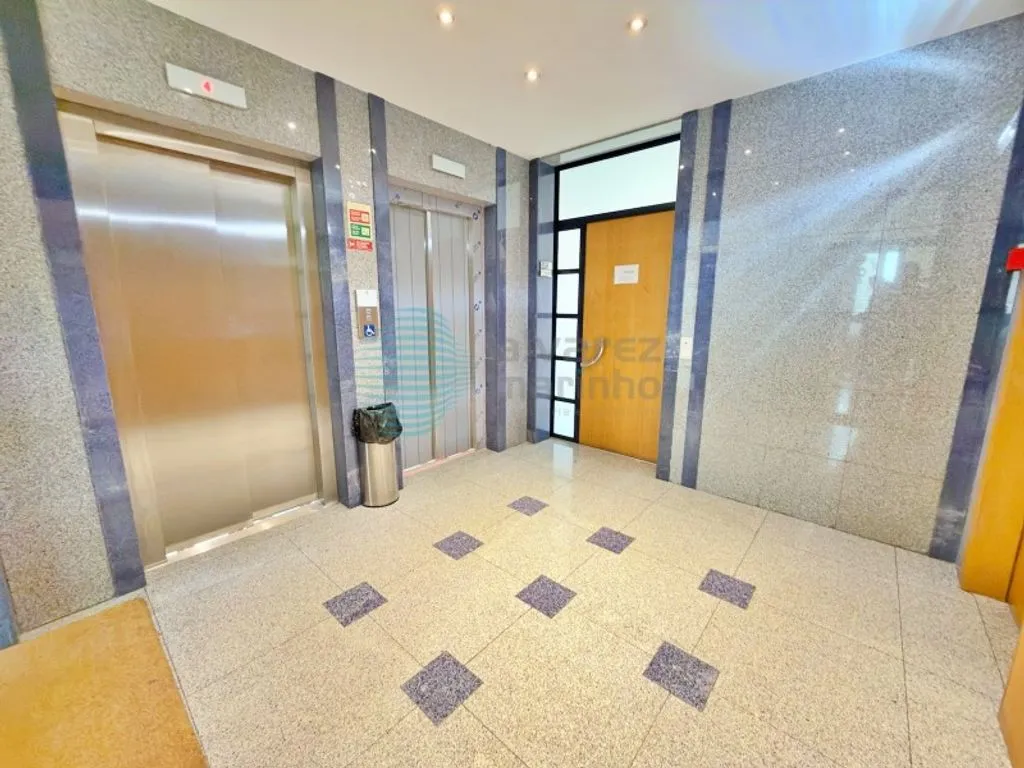 Hallway - Office with Air Conditioning in Campo Grande, Lisbon