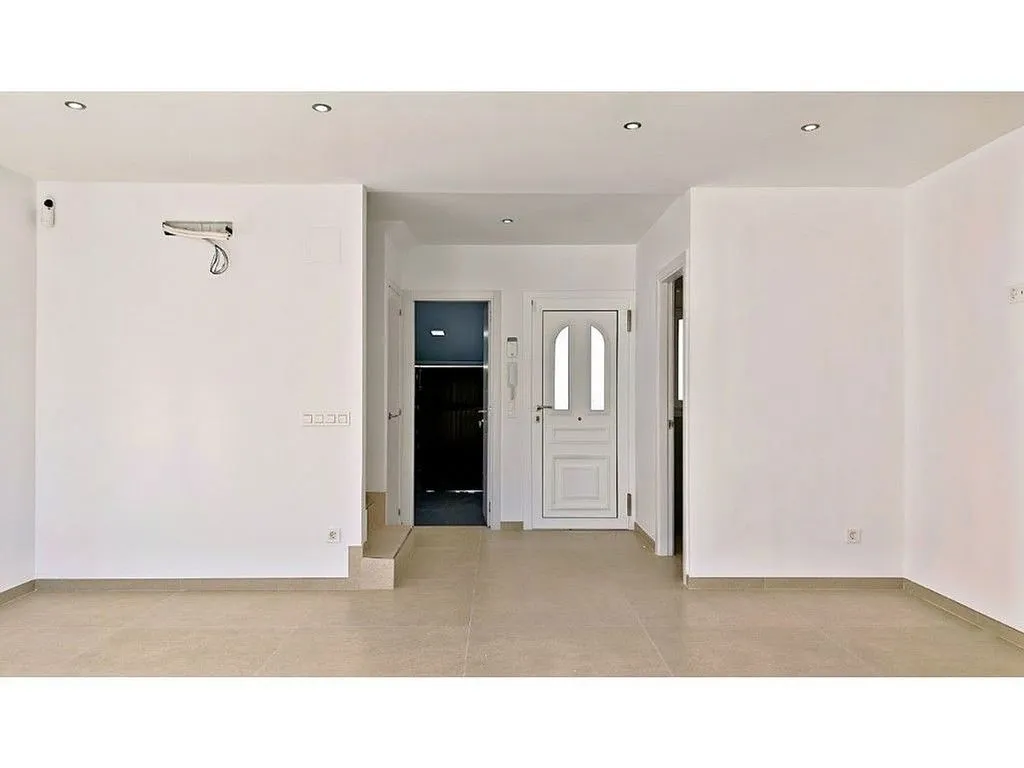 Hallway - Modernised Chalet with Pool in Empuriabrava