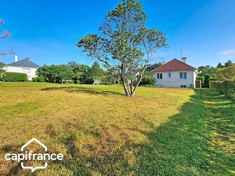Jardin - Maison avec Grand Terrain près du Centre-ville à Thouars