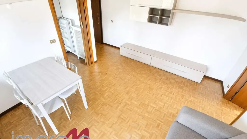 Salón - Bright 2-Bedroom Apartment with Balcony in Crema