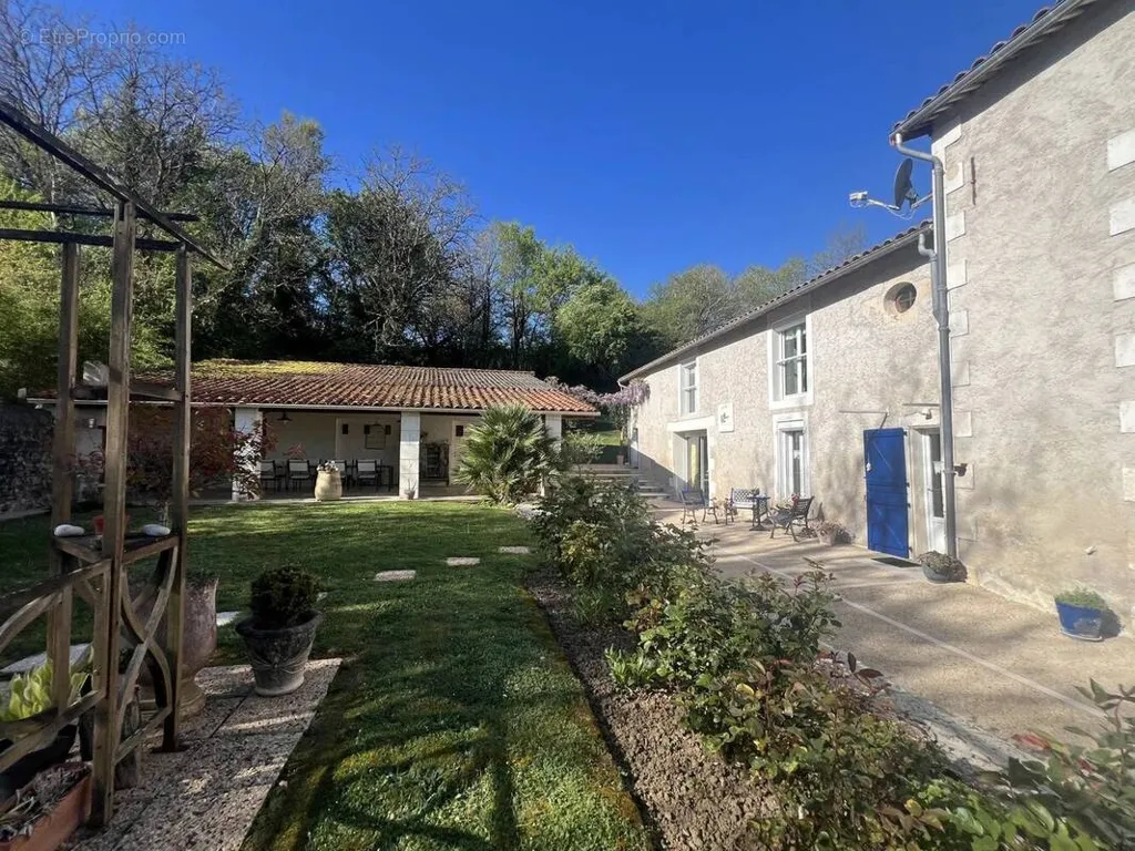 Aed - Charming Country House with Solarium in Lhommaizé