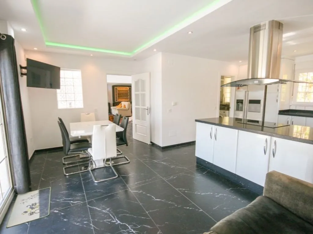 Kitchen - Four-Bedroom Chalet with Pool near Coín