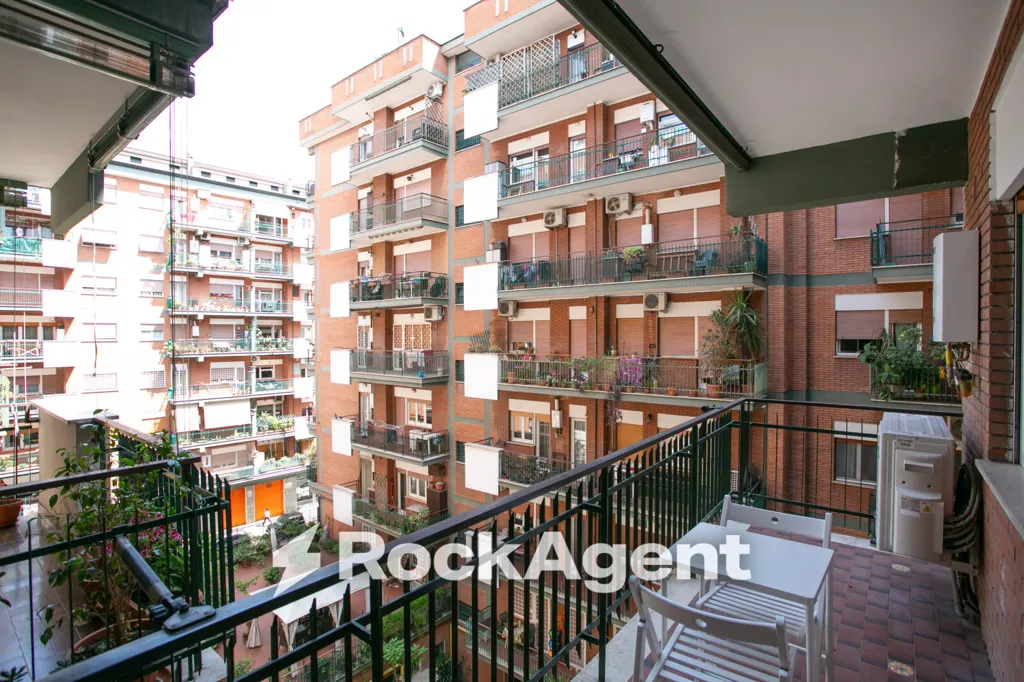 Rõdu - Ristruttured Apartment with Balcony in Rome