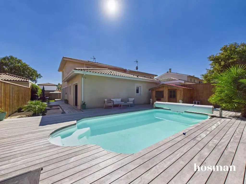 Pool - Family House with Pool in Mérignac