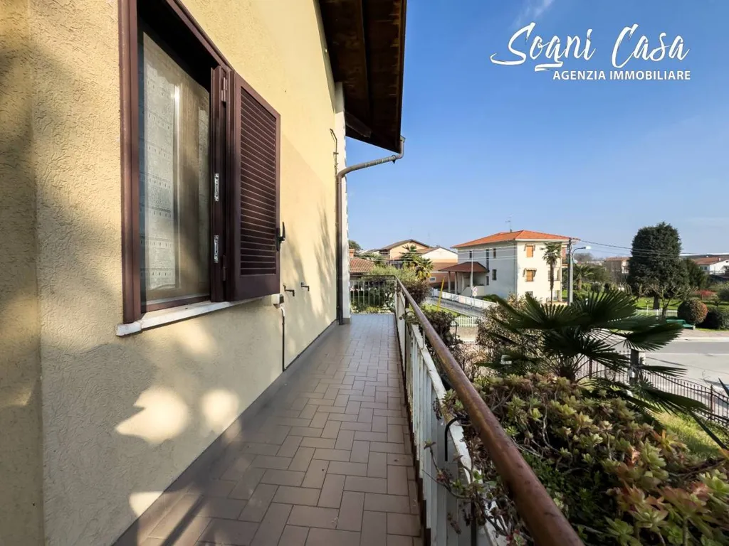 Balcon - Villa with Garden in Marano Ticino
