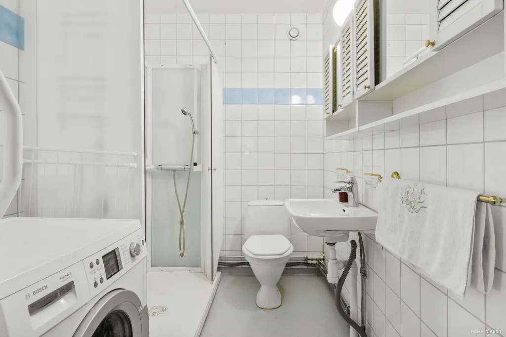 Vannitoad - Corner Apartment with Sunny Balcony at Karlaplan