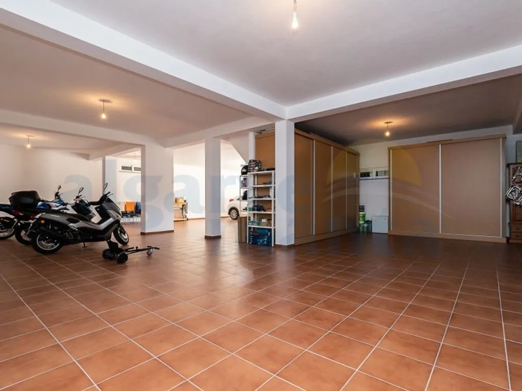 Garaaž - Detached Villa with Pool near Golf Courses, Junqueira