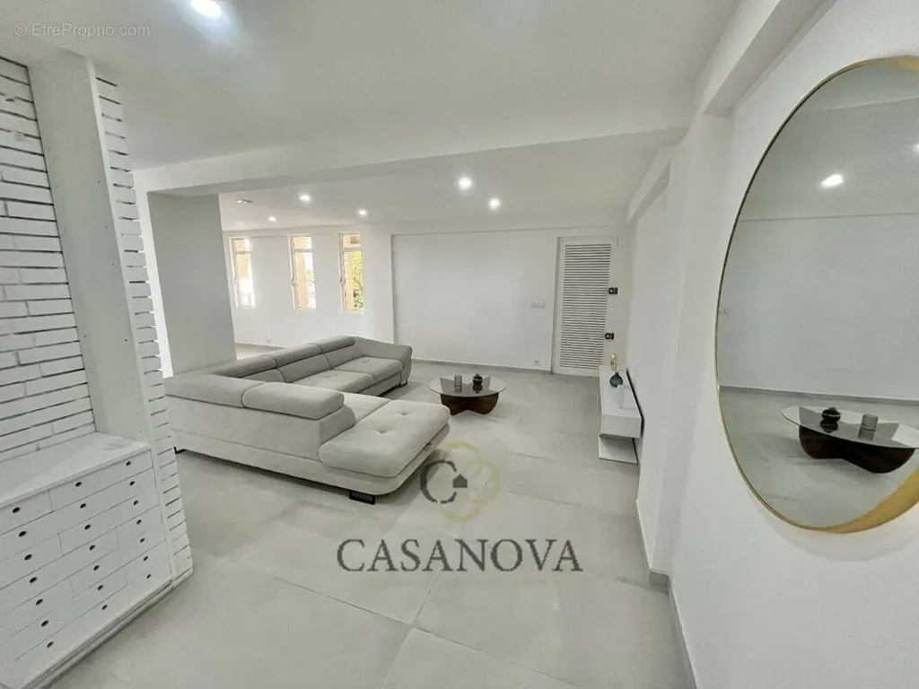 Séjour - Appartement Rénové avec Terrasse au Calme à Nîmes