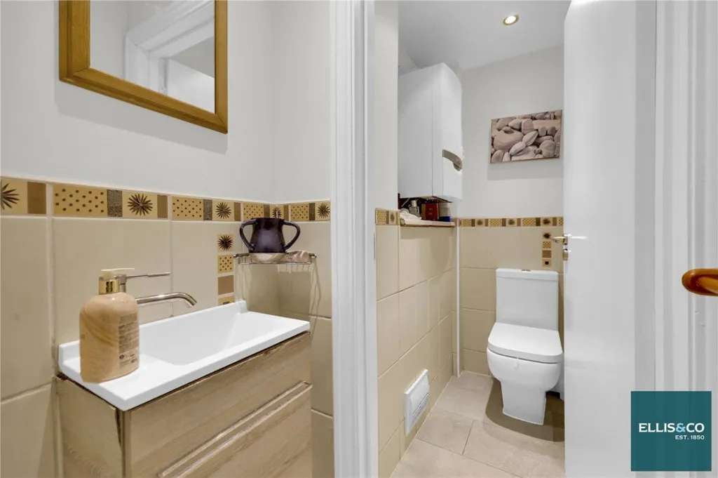 Bathrooms - 6-bedroom house in Barnet