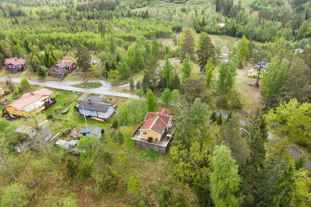 Õhuvaade - Charming Cottage with Lake View in Virserum