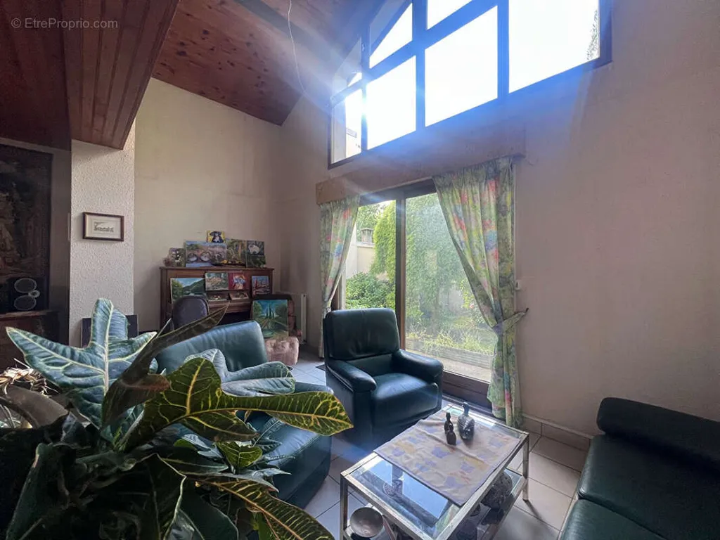 Elutuba - 1960s House with Garden in Brie Comte Robert