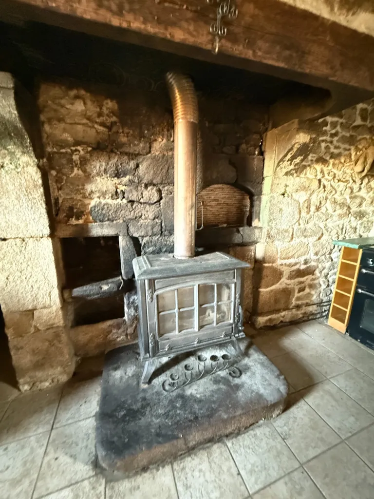 Pièces - Maison en Pierre avec Cour Intérieure à Bussière-Dunoise