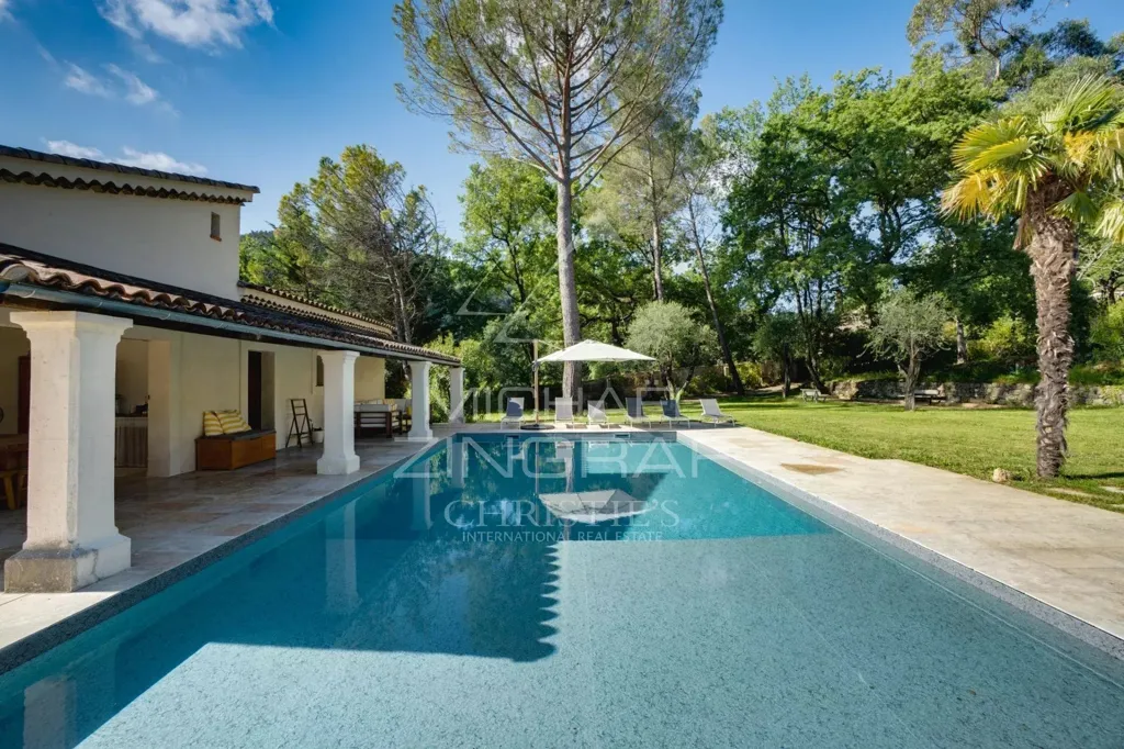 Piscine - Domaine Rénové avec Piscine à Bar-sur-Loup