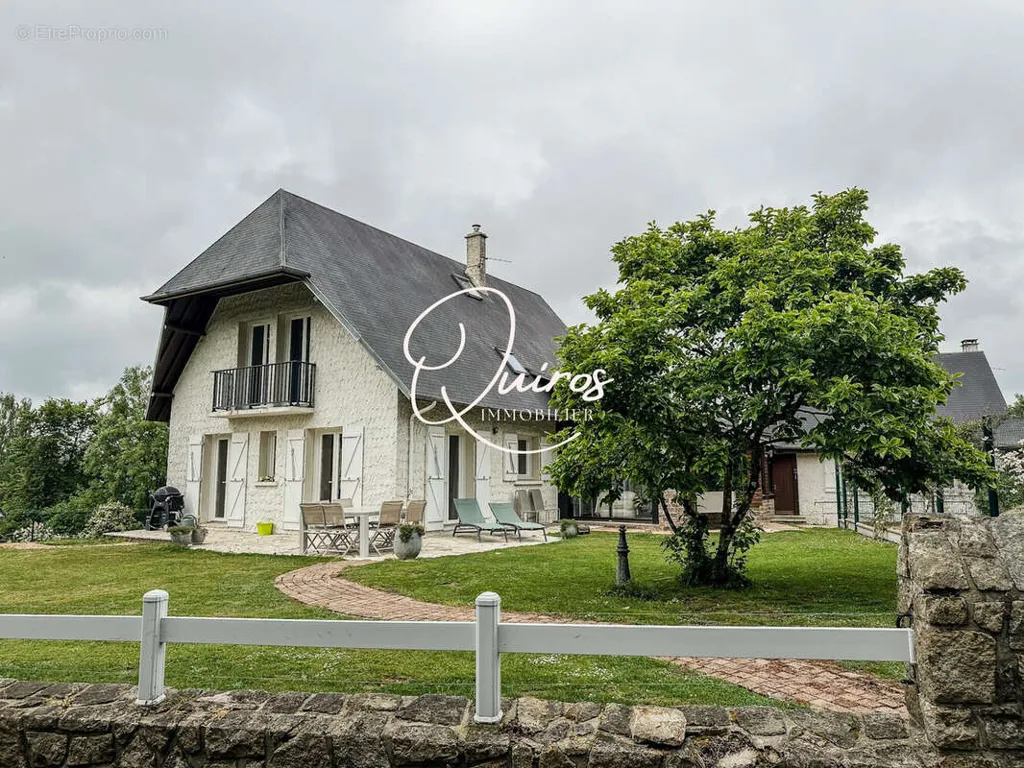 Extérieur - Maison Rénovée avec Jardin et Bois à Vire