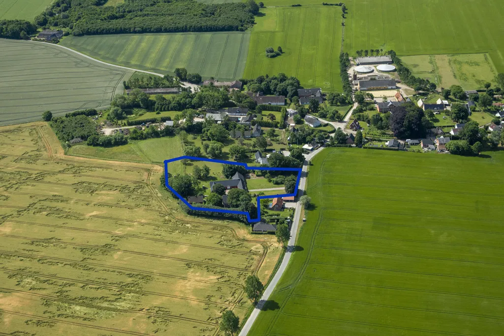 Õhuvaade - Classic Farmhouse with Stable in Kosterslev