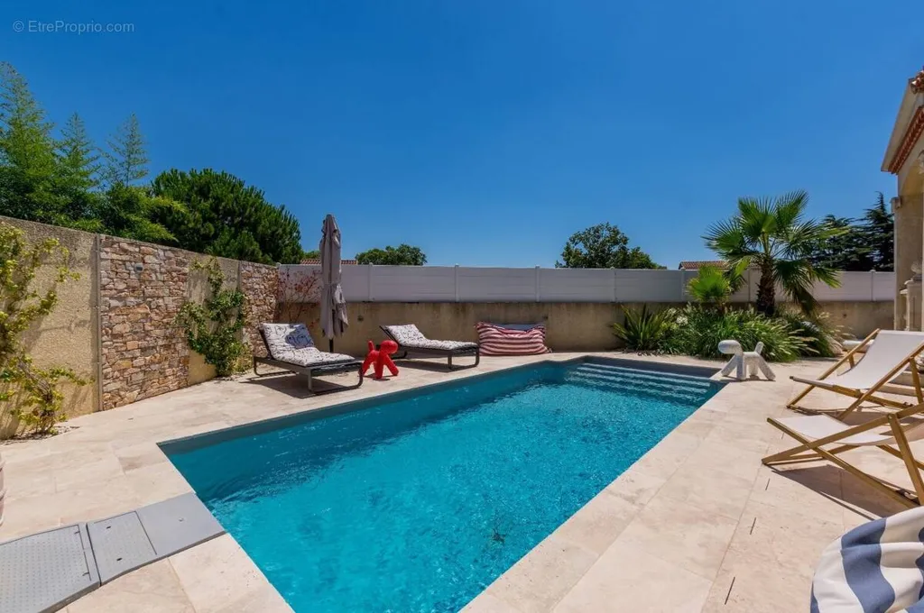 Pool - Villa with Pool and Jacuzzi in Residential Area