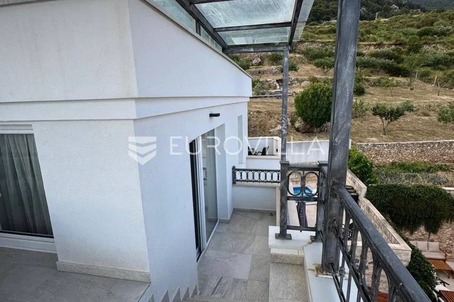 Terrasse - Luxury Penthouse with Plot in Bol Town Centre