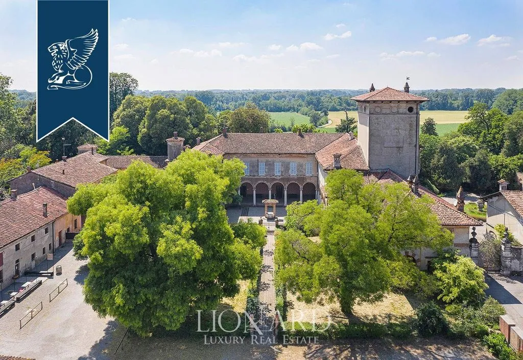 Vista aerea - 15th-Century Palace with Tower in Lombardy