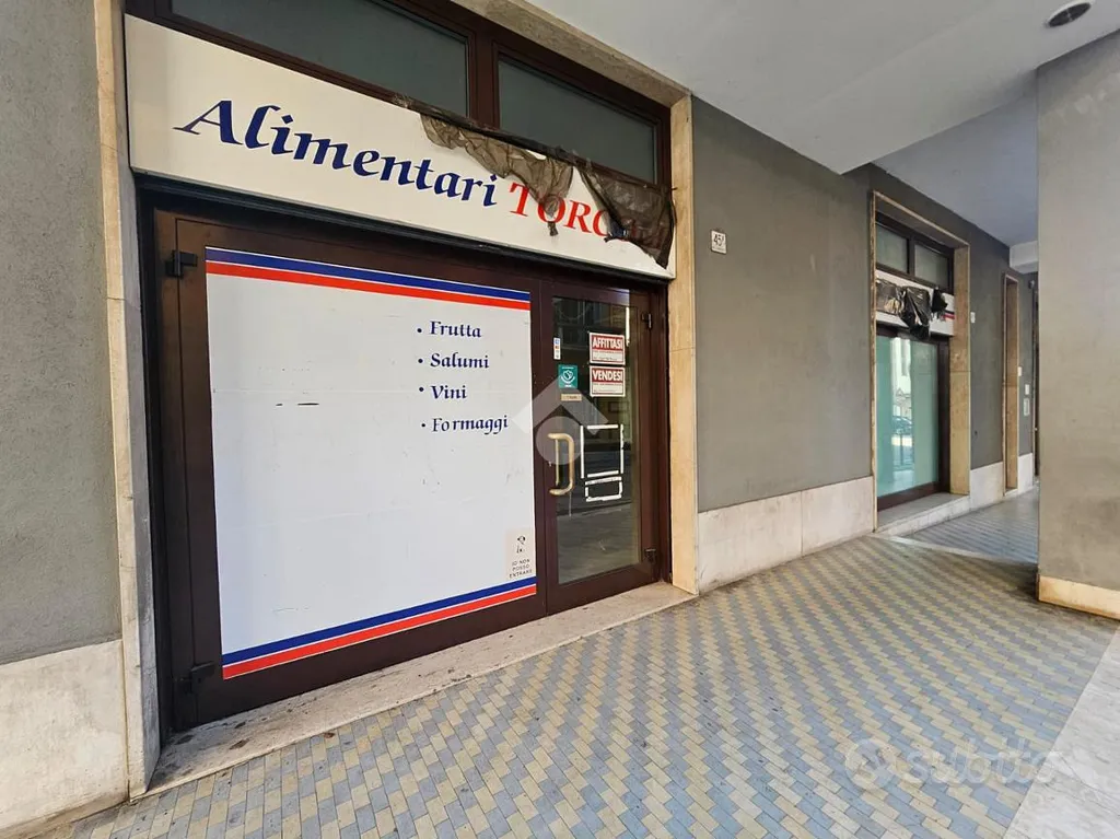 Esik - Commercial Space with Four Frontage Windows in Lumezzane