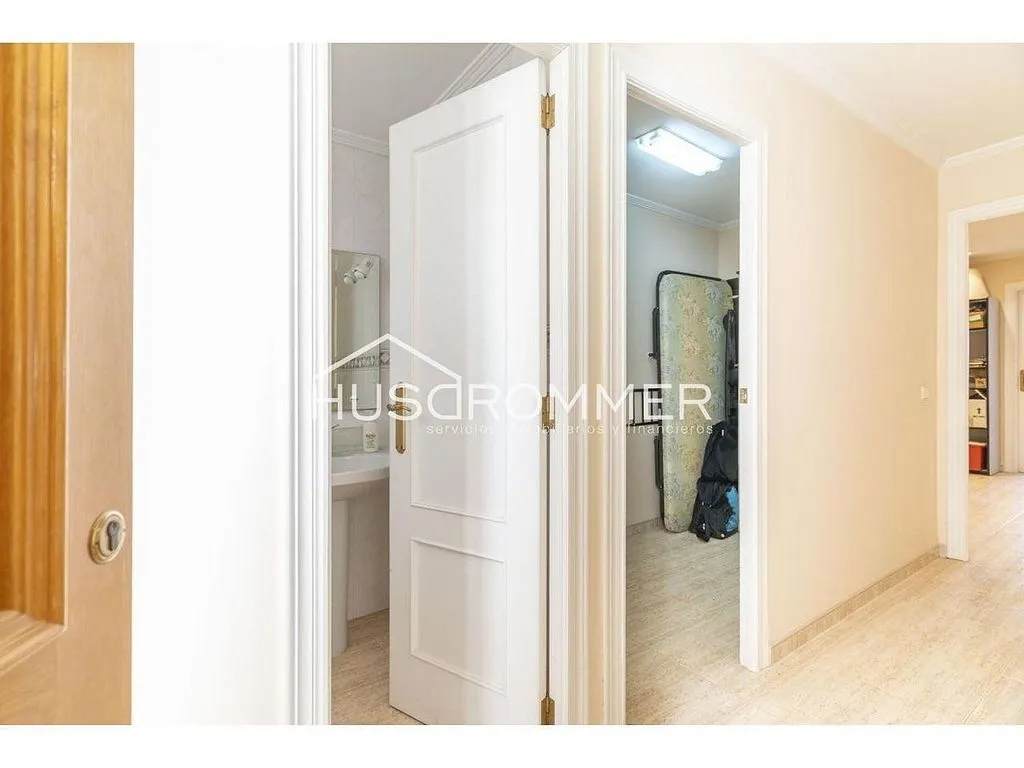 Esik - Dual-Unit Property with Central Location in Vila-real