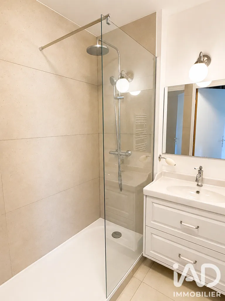 Salles de bain - Appartement Rénové avec Piscine à Cenon